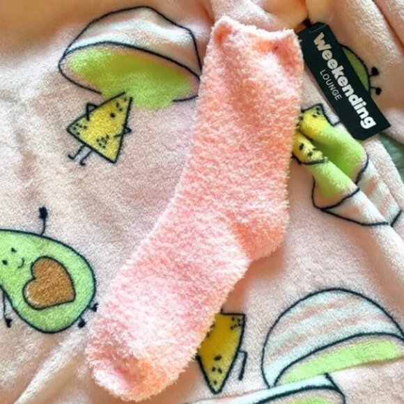 Cozy Avocado Lounge Set with Fuzzy Socks - Not a Morning Person - Size L - Picture 4 of 10